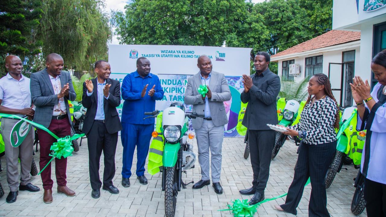 CHONGOLO AIPONGEZA TARI KWA MIAKA 10 MAGEUZI YA TAFITI, AKABIDHI VITENDEA KAZI